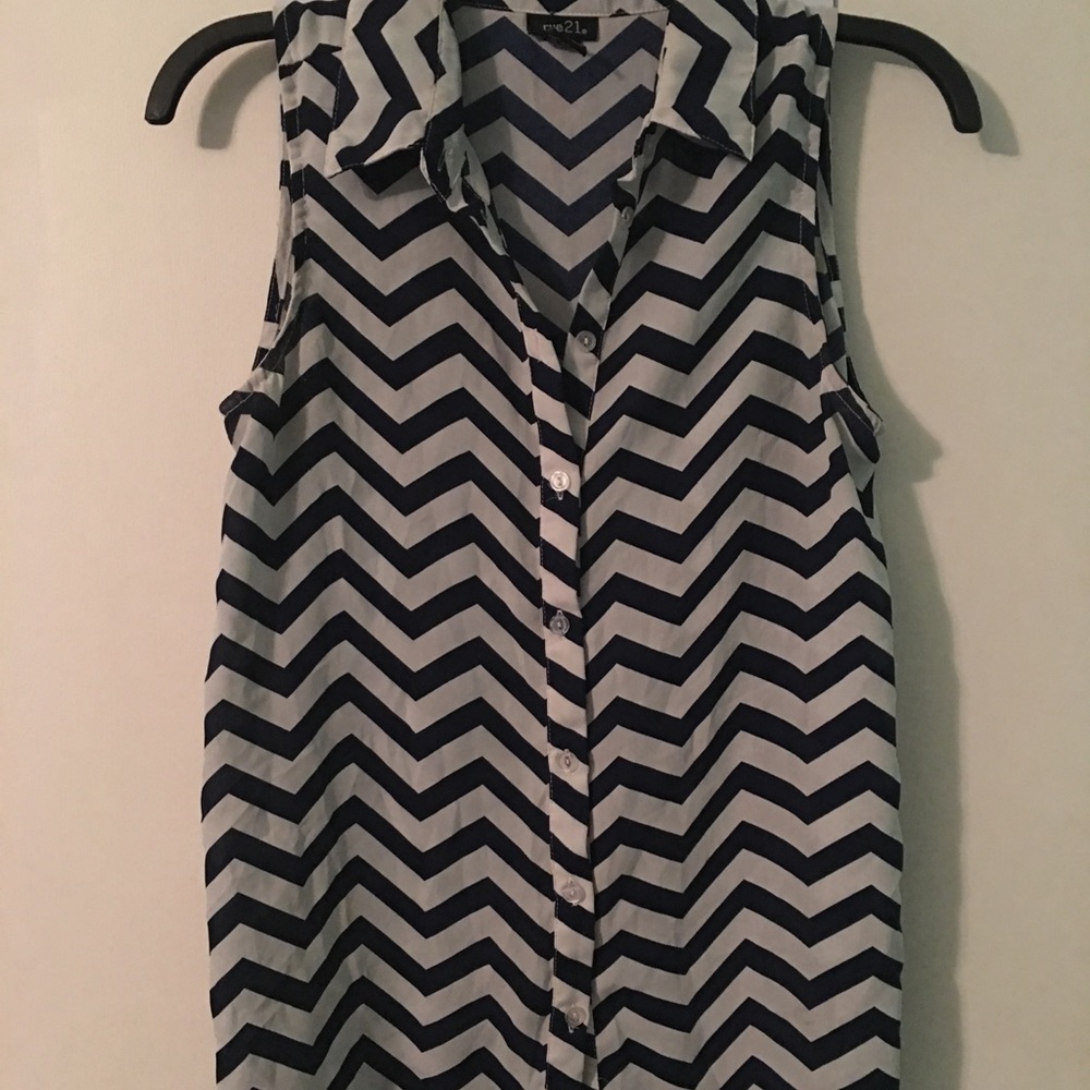 Button up sleeveless shirt good condition